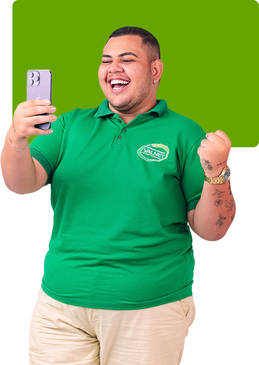 Imagem de um influenciador da empresa, segurando um smartphone e comemorando.